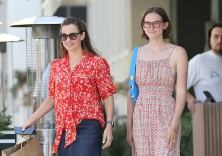 Jennifer Garner walking with her daughter Violet Affleck after a lunch outing in Los Angeles.
